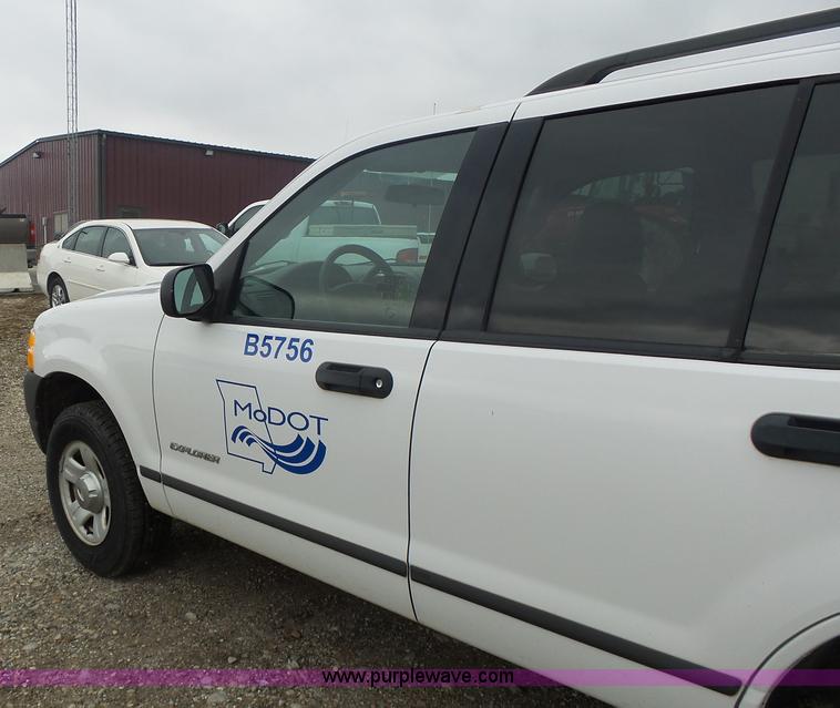 image for item L7208 2004 Ford Explorer XLS SUV