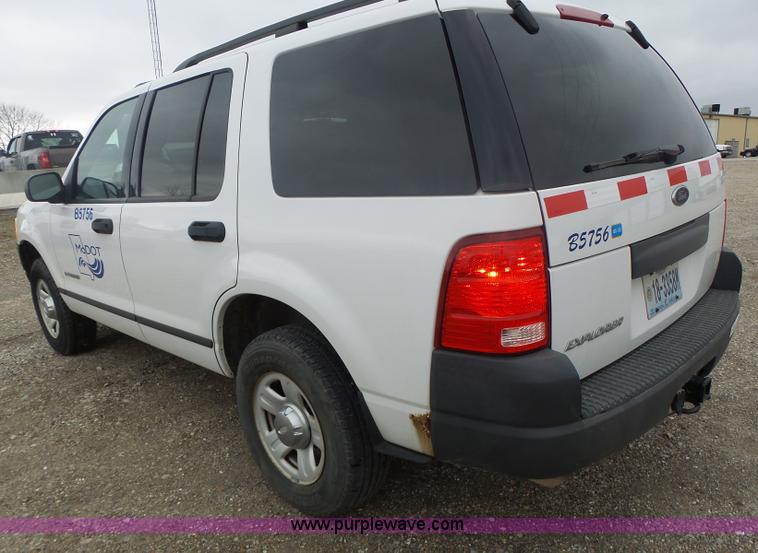 image for item L7208 2004 Ford Explorer XLS SUV