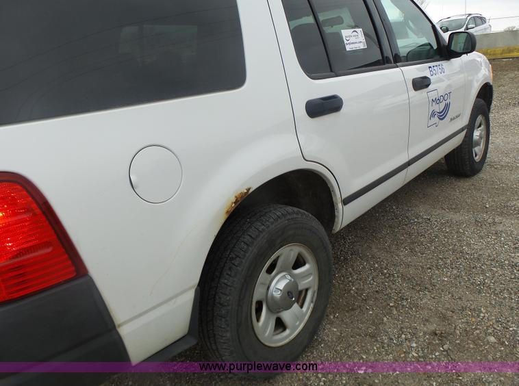 image for item L7208 2004 Ford Explorer XLS SUV