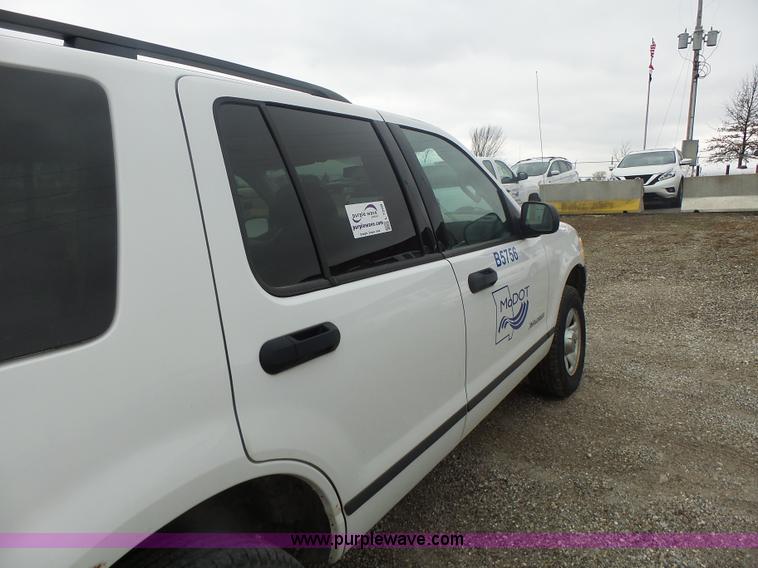 image for item L7208 2004 Ford Explorer XLS SUV