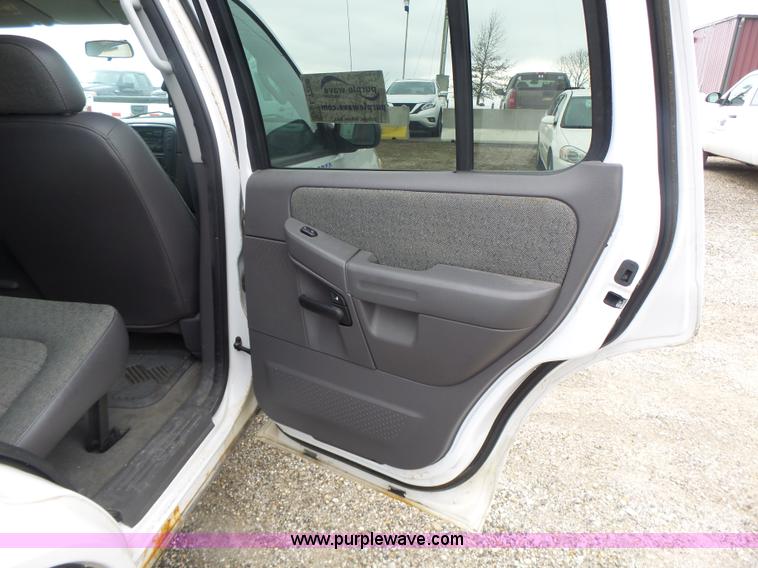 image for item L7208 2004 Ford Explorer XLS SUV