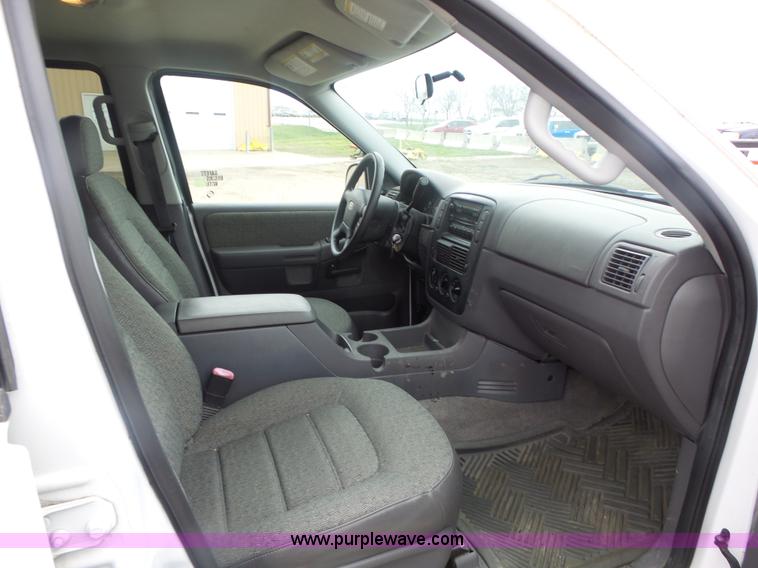 image for item L7208 2004 Ford Explorer XLS SUV