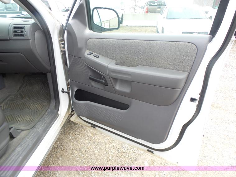 image for item L7208 2004 Ford Explorer XLS SUV