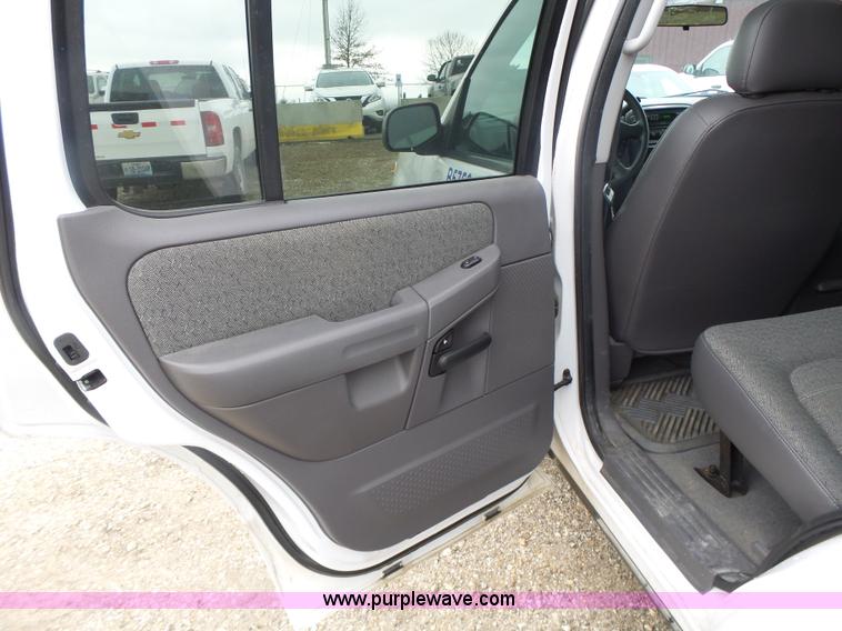 image for item L7208 2004 Ford Explorer XLS SUV