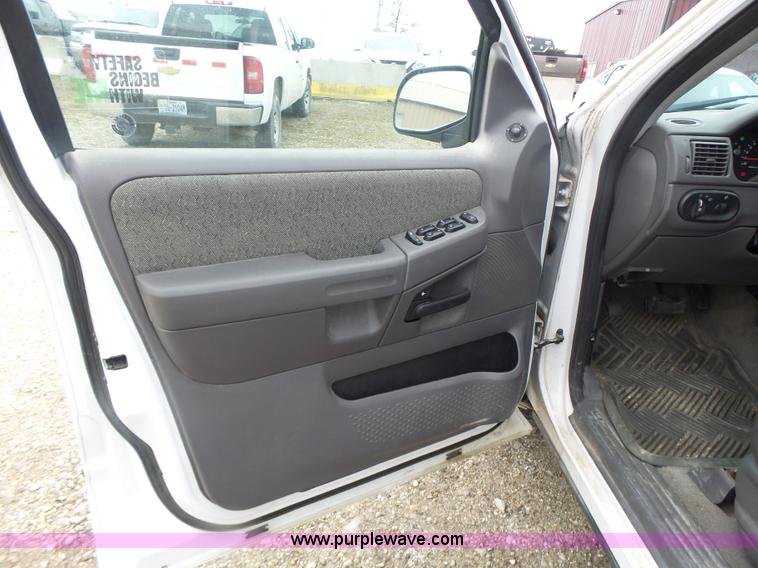image for item L7208 2004 Ford Explorer XLS SUV