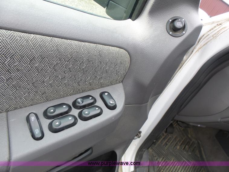 image for item L7208 2004 Ford Explorer XLS SUV