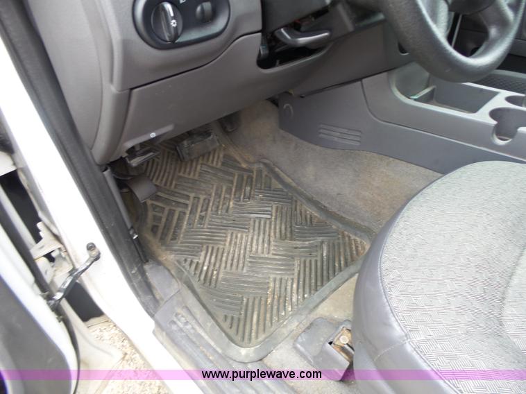 image for item L7208 2004 Ford Explorer XLS SUV