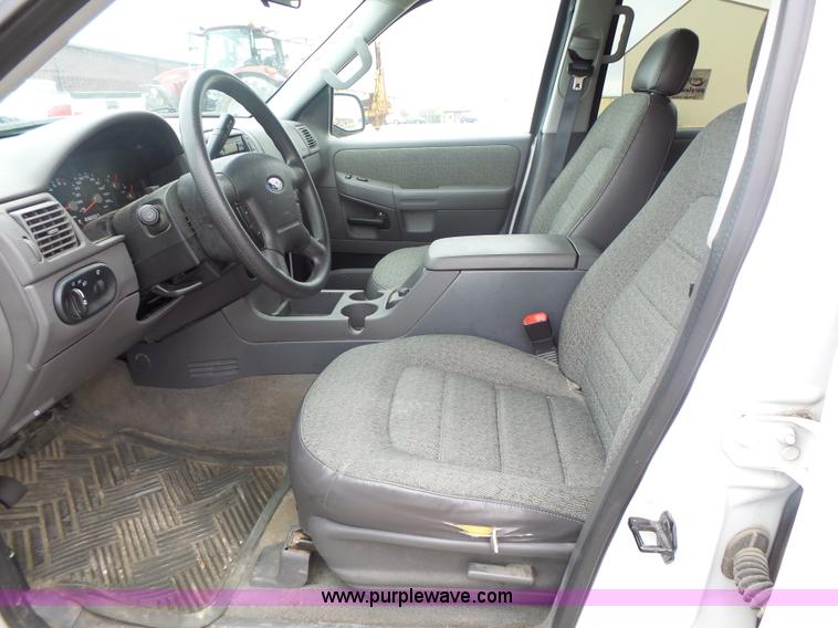 image for item L7208 2004 Ford Explorer XLS SUV