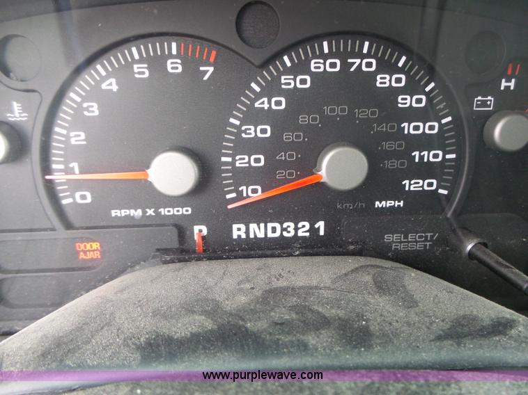 image for item L7208 2004 Ford Explorer XLS SUV