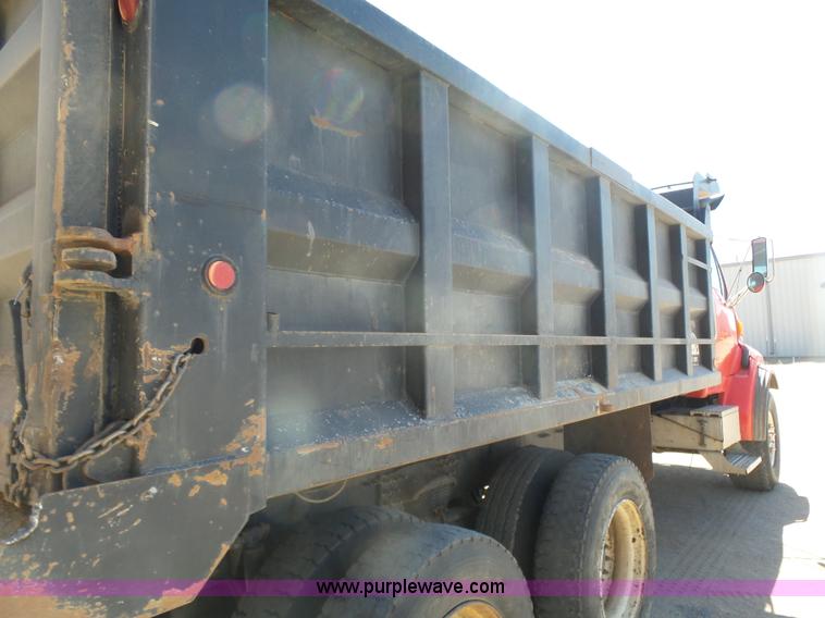 image for item L7377 2005 Sterling L9500 dump truck