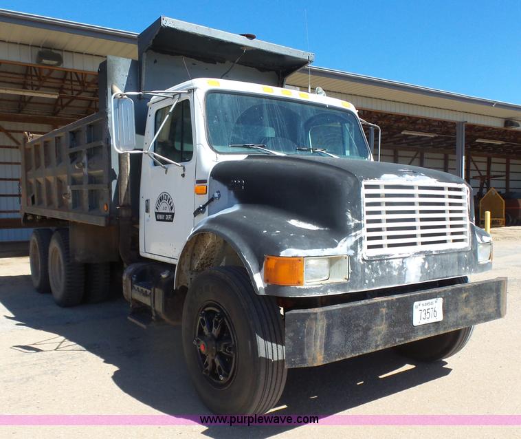 image for item L7378 1994 International 4900 dump truck