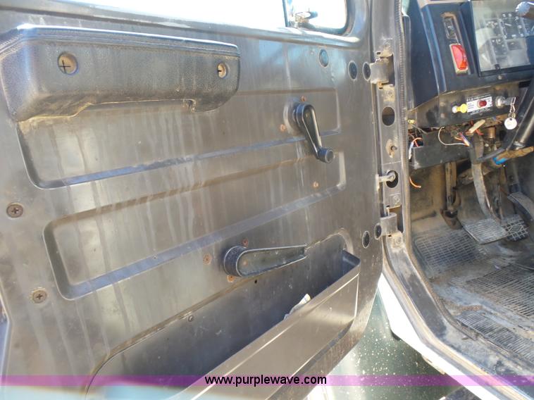 image for item L7378 1994 International 4900 dump truck