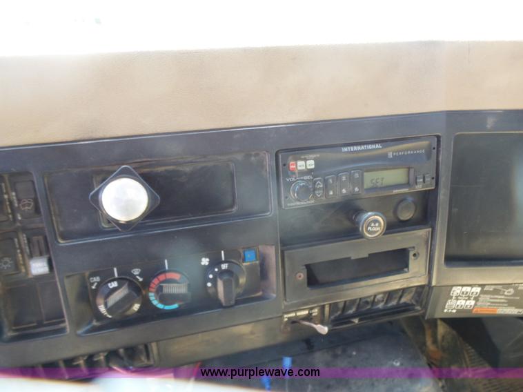 image for item L7378 1994 International 4900 dump truck