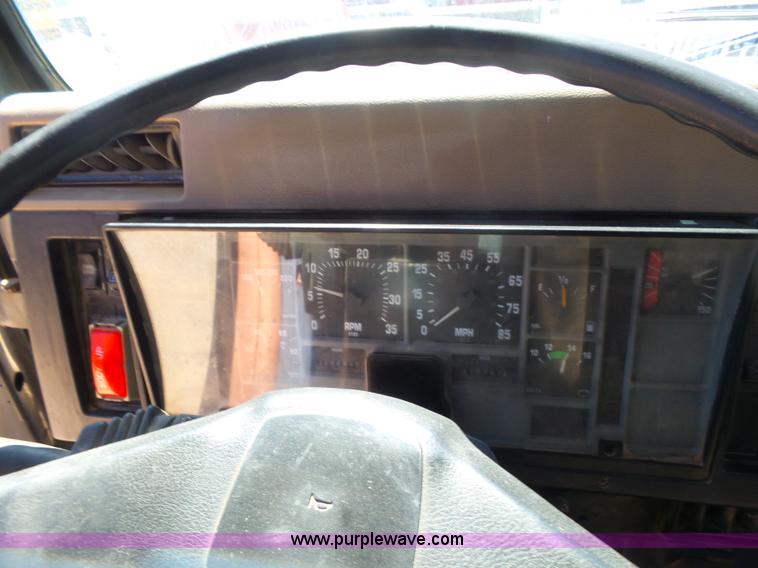 image for item L7378 1994 International 4900 dump truck