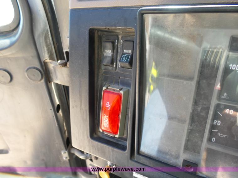 image for item L7378 1994 International 4900 dump truck