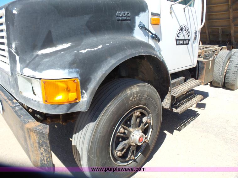 image for item L7378 1994 International 4900 dump truck