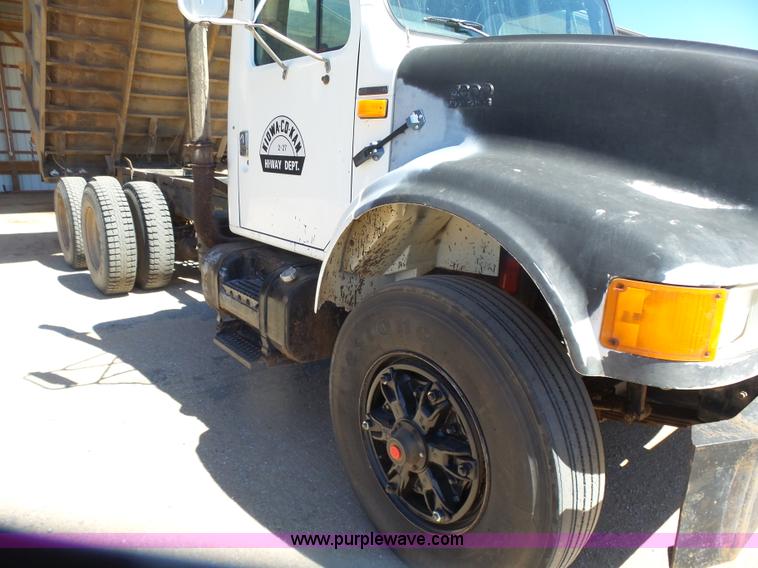 image for item L7378 1994 International 4900 dump truck