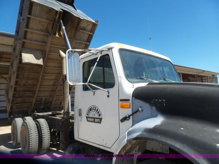 image for item L7378 1994 International 4900 dump truck