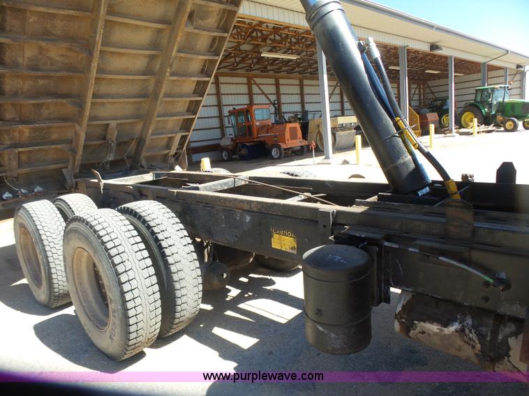 image for item L7378 1994 International 4900 dump truck