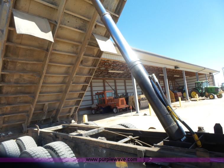 image for item L7378 1994 International 4900 dump truck