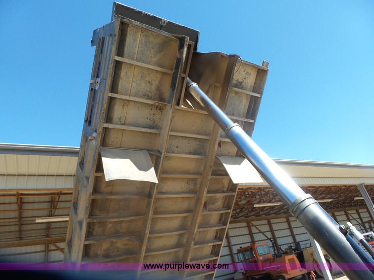 image for item L7378 1994 International 4900 dump truck