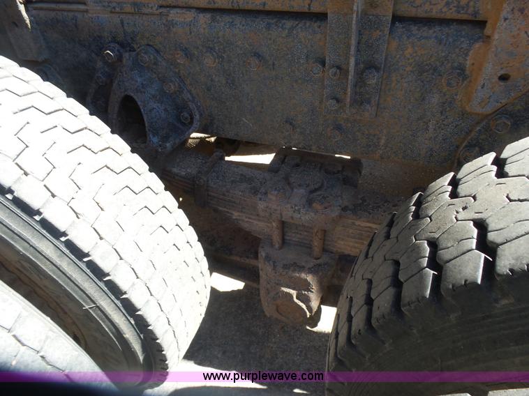 image for item L7378 1994 International 4900 dump truck