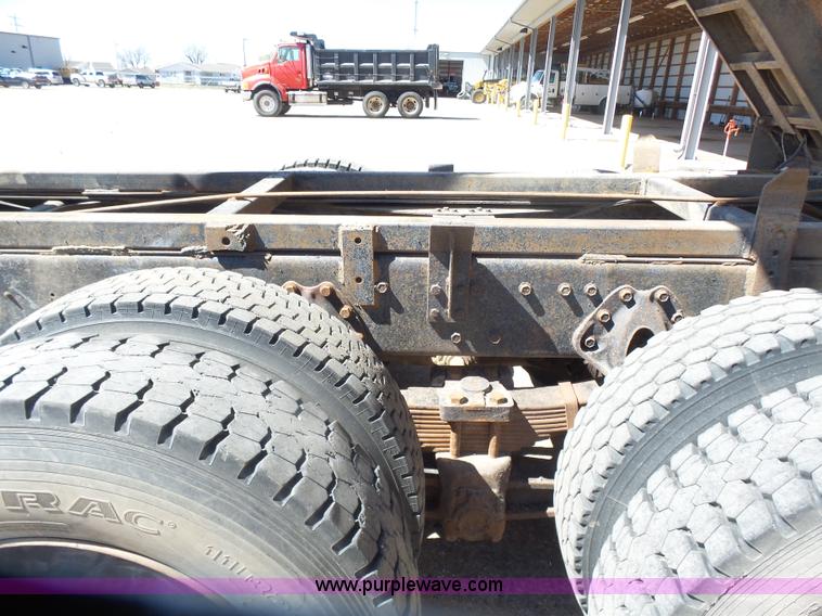 image for item L7378 1994 International 4900 dump truck