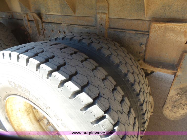 image for item L7378 1994 International 4900 dump truck