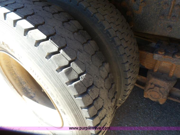 image for item L7378 1994 International 4900 dump truck