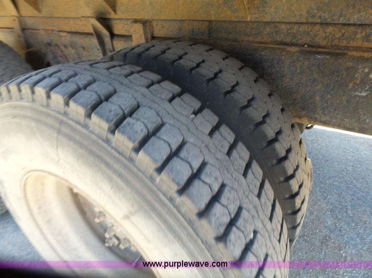 image for item L7378 1994 International 4900 dump truck