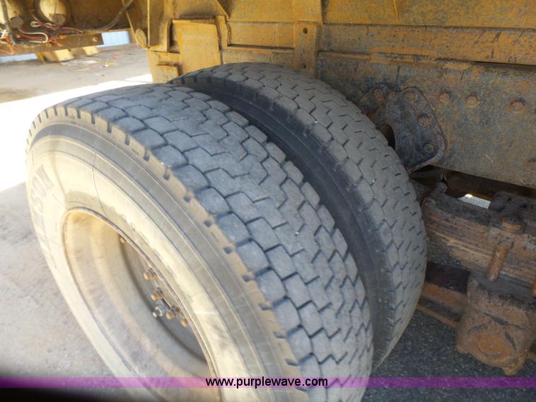 image for item L7378 1994 International 4900 dump truck