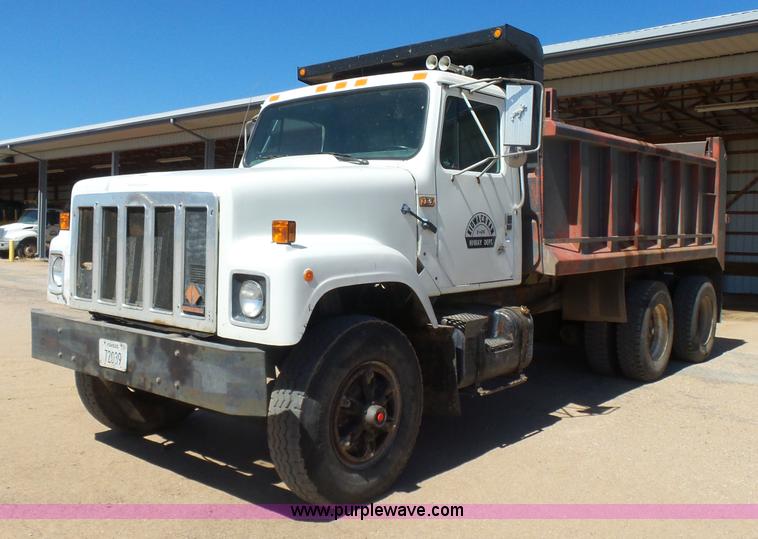 image for item L7379 1992 International 2554 dump truck