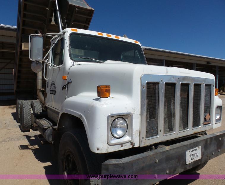 image for item L7379 1992 International 2554 dump truck