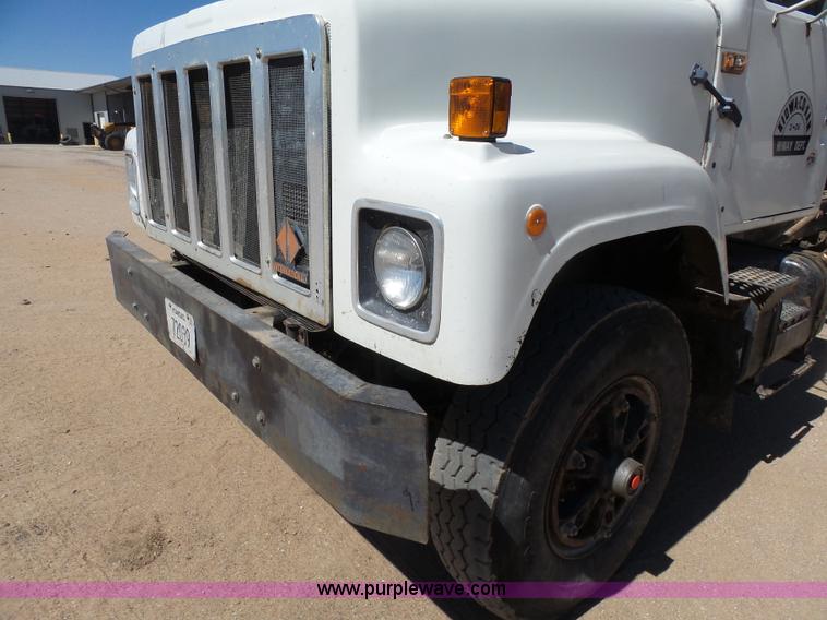 image for item L7379 1992 International 2554 dump truck