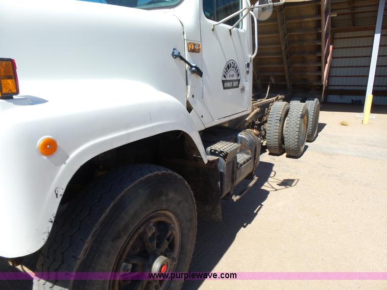 image for item L7379 1992 International 2554 dump truck