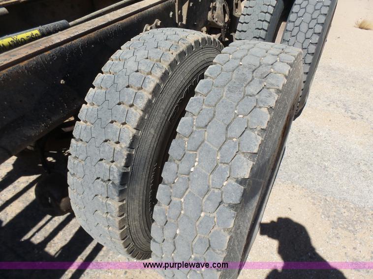 image for item L7379 1992 International 2554 dump truck