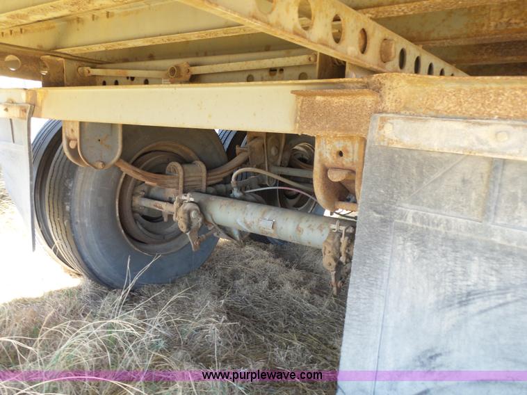 image for item L7401 1999 Fruehauf dry van trailer