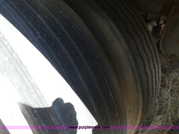 image for item L7401 1999 Fruehauf dry van trailer