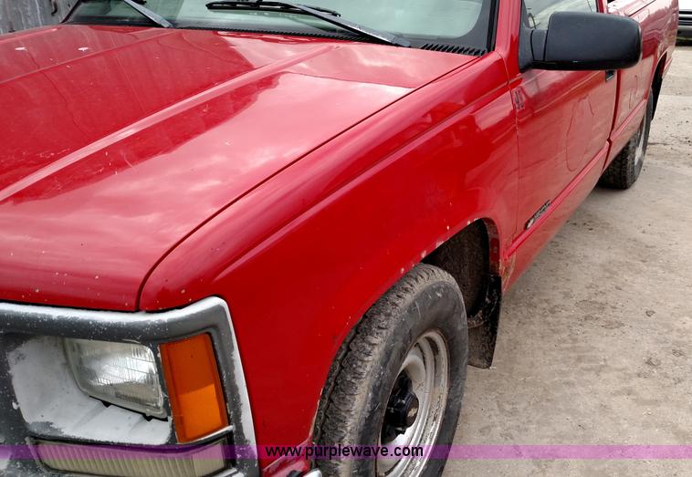 image for item L7443 1998 Chevrolet 1500 pickup truck