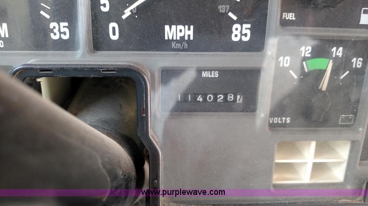 image for item L7456 1999 International 3800 school bus