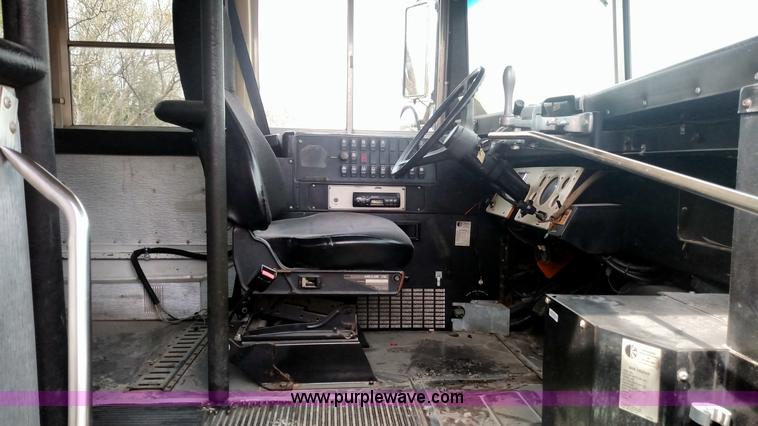 image for item L7457 1998 Ford B800 school bus