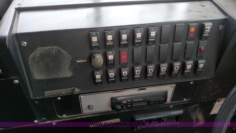 image for item L7457 1998 Ford B800 school bus