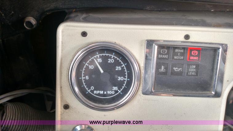 image for item L7457 1998 Ford B800 school bus