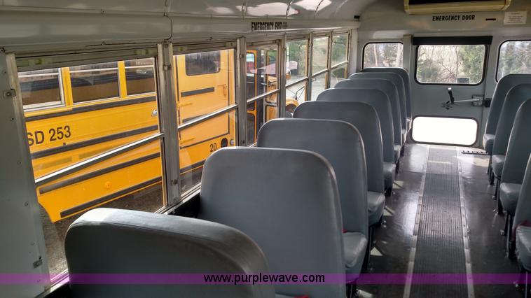 image for item L7457 1998 Ford B800 school bus