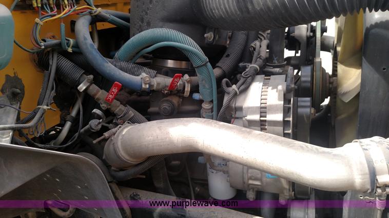 image for item L7457 1998 Ford B800 school bus