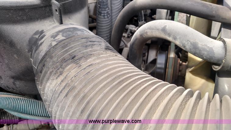 image for item L7457 1998 Ford B800 school bus