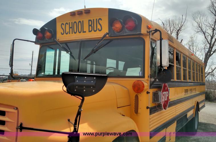 image for item L7457 1998 Ford B800 school bus