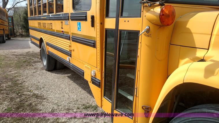 image for item L7457 1998 Ford B800 school bus