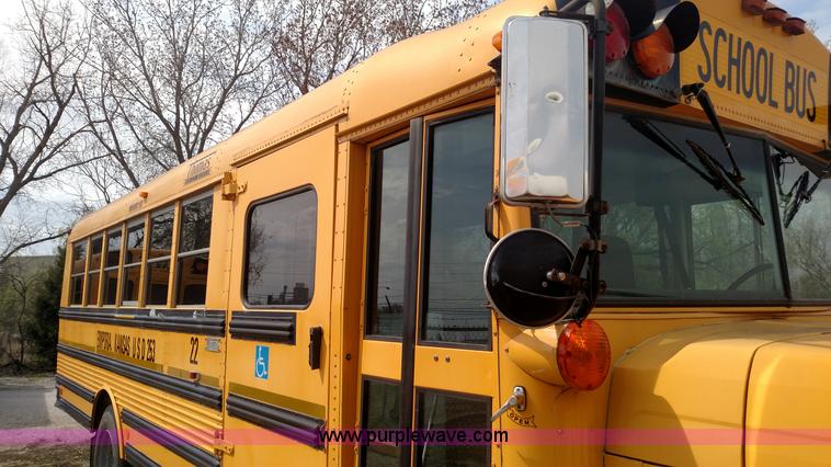 image for item L7457 1998 Ford B800 school bus