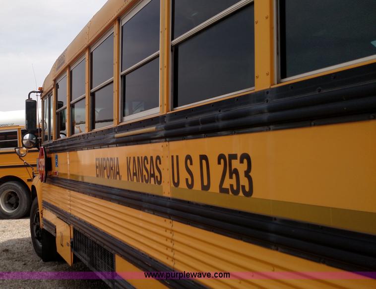 image for item L7457 1998 Ford B800 school bus